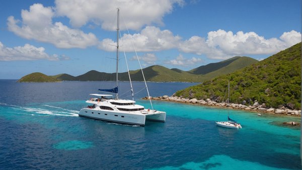 Quels sont les meilleurs conseils pour une croisière en catamaran autour des îles Vierges britanniques : itinéraires et saisons ?